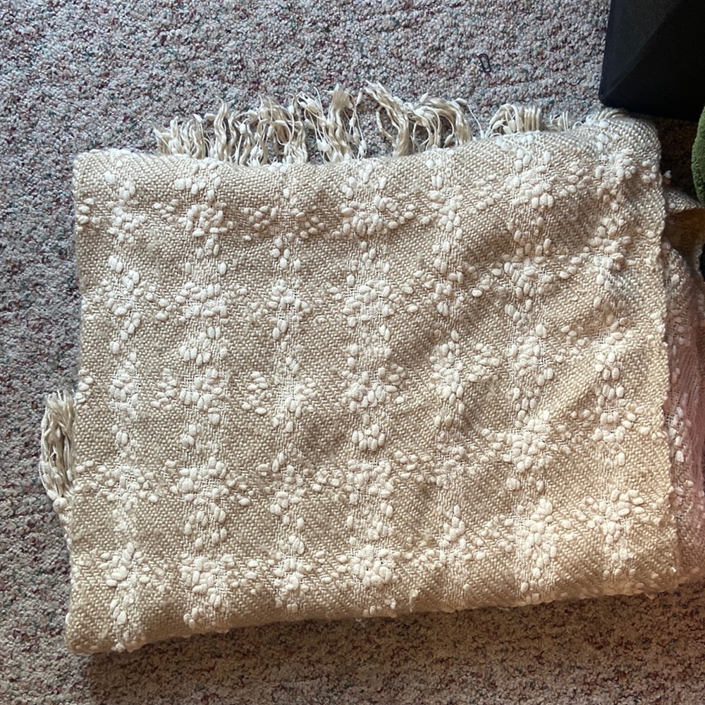 Cozy Throw Blanket, Great Shape just does not match my decor anymore